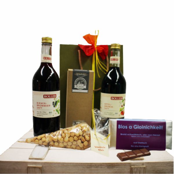 2 Fruchtsäfte und schwäbische Kleinigkeiten als Geschenk verpackt