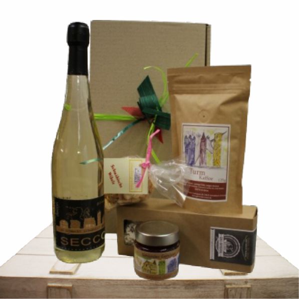 Geschenkzusammenstellung mit Zutaten für ein Gmünder Sektfrühstück, mit Brieglbackmischung, Marmelade, Kaffee und Secco.